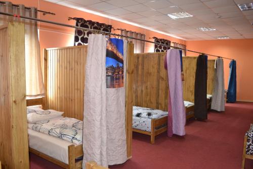 una habitación con un montón de camas y cortinas en Hostel VIP, en Vínnytsia