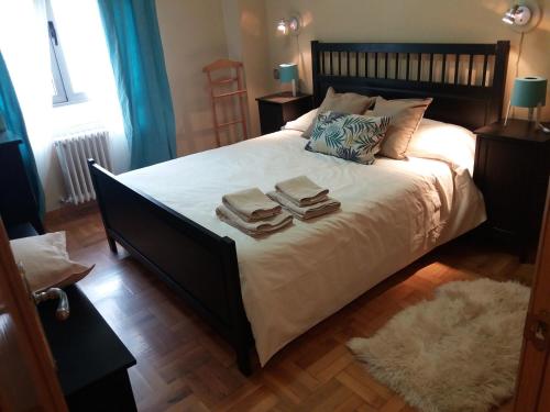 - une chambre avec un grand lit et 2 livres dans l'établissement Apartamento Pleno Centro Gran Via, à Logroño