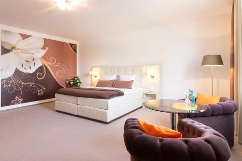 勃蘭登堡的住宿－Marina Niederhavel，一间卧室配有一张床、两把椅子和一张桌子