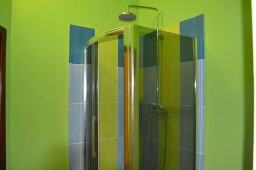 ヴィーンヌィツャにあるHostel VIPのカラフルなタイル張りの壁のバスルーム(シャワー付)