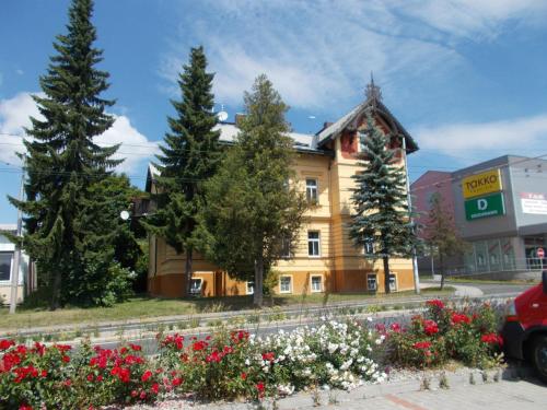 a building with a bunch of flowers in front of it at Villa KONIG in Mariánské Lázně