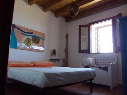una camera da letto con un letto e una finestra di Antico Rustico a Scopello