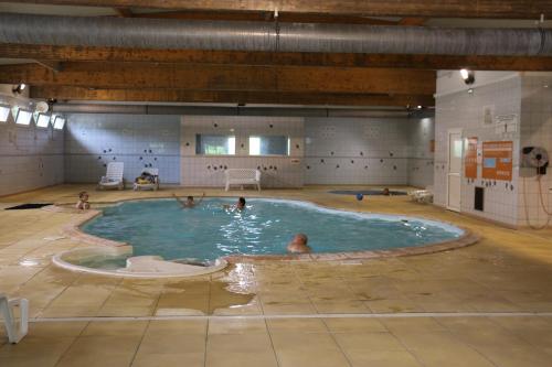 a large indoor swimming pool with people in it at Mobile Home Hanse in Boofzheim