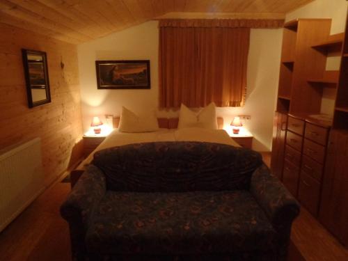 een hotelkamer met een bed en een bank bij Ferienwohnung Roswitha in Zell am Ziller