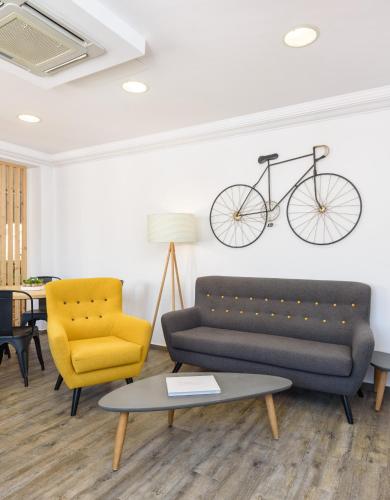 Un lugar para sentarse en Hostal Jume - Urban Rooms