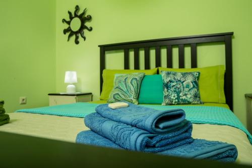 uma cama com toalhas azuis em cima em Sea and Sun em Amoudara Herakliou