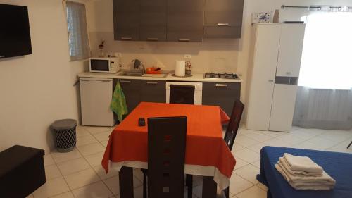 A kitchen or kitchenette at Appartamento Colletta
