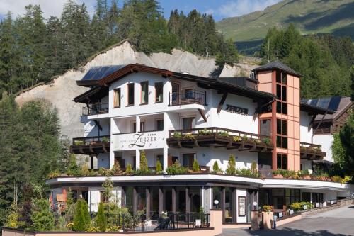 un hotel al lado de una montaña en Hotel Garni Zerzer en Serfaus