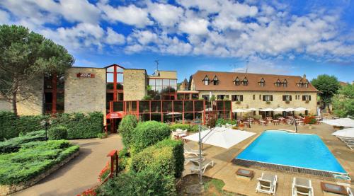 een luchtzicht op een hotel met een zwembad bij Logis Auberge La Diege in Capdenac-Gare