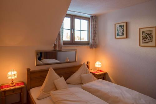 Postel nebo postele na pokoji v ubytování Hotel & Restaurant Grüner Baum - Die Grüne Oase Am Feldberg