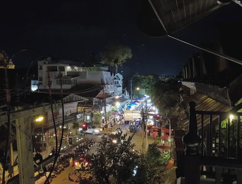 El barrio en el que está el hotel o un barrio cercano