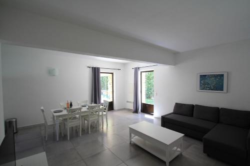 un salon avec un canapé et une table dans l'établissement La Caprine, à Gordes