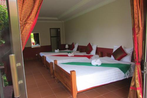 Una cama o camas en una habitación de Phoumrumduol Bungalow