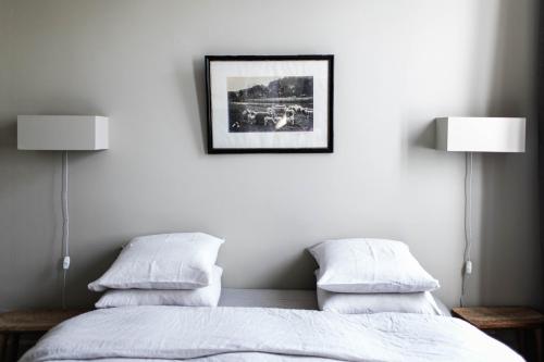 a bedroom with two white pillows and two lamps at Camellas-Lloret in Montréal