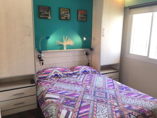 トレモリノスにあるApartment Erisaのベッドルーム1室(カラフルなキルトのベッド1台付)