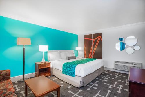 a hotel room with a bed and a couch at Howard Johnson by Wyndham Hershey in Hershey