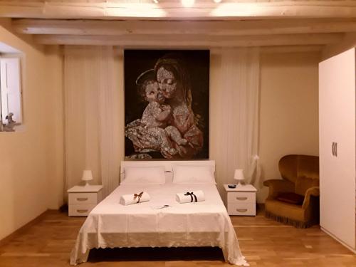 敘拉古的住宿－Palazzo Gancia holiday homes，一间卧室配有一张壁画床