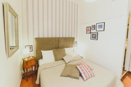 - une chambre avec un grand lit blanc et 2 oreillers dans l'établissement Bellini Home B&B, à Catane