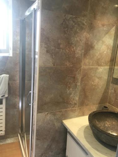 ein Bad mit einem Waschbecken und einer Dusche in der Unterkunft Villa Mer Et Montagne in Macinaggio