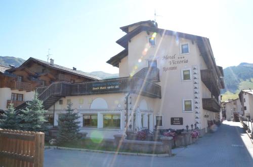 um edifício com um sinal na lateral em Hotel Victoria em Livigno