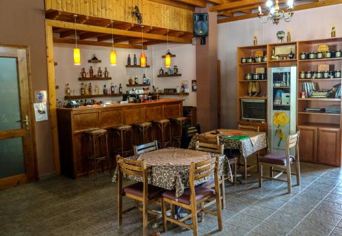 restauracja ze stołem i krzesłami oraz bar w obiekcie Hotel Elatofilito w mieście Athamanio