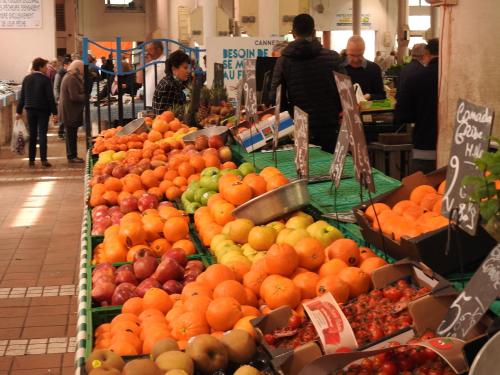 un marché avec de nombreux fruits et légumes en vedette dans l'établissement First Floor 15 Rue Notre Dame with Vast Terrace, à Cannes
