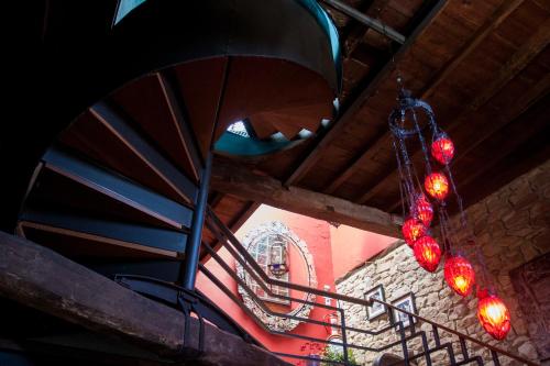 una lámpara de araña con luces rojas colgando del techo en Hotel Rural Casa de Las Campanas, en Salinas de Pisuerga