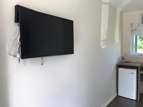 a flat screen tv hanging on a wall at Objectif Santé in Longueuil