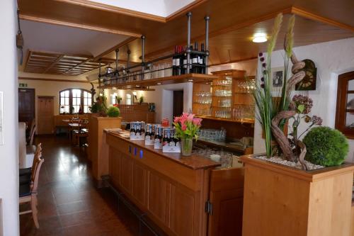 a bar in a restaurant with flowers on the counter at Bayerischer Hof in Burghausen