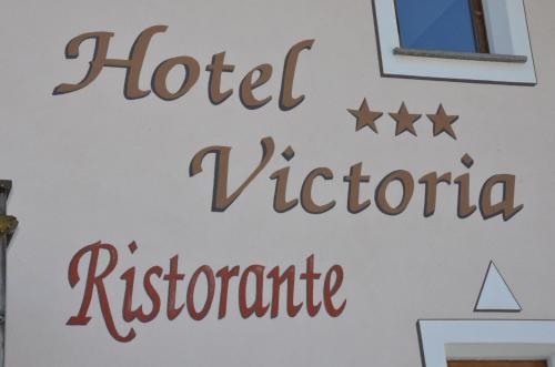 um sinal que diz hotel viet riccoordenad em uma parede em Hotel Victoria em Livigno
