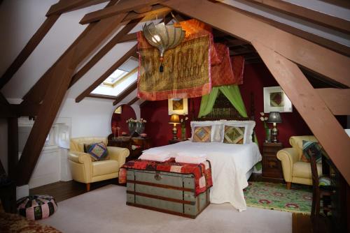 1 dormitorio con 1 cama en el ático en Adore Portugal Coimbra Guest House, en Coímbra
