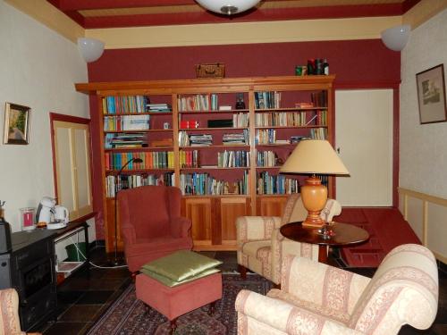 een woonkamer met een boekenplank gevuld met boeken bij B&B 't Hekkert in Gorssel
