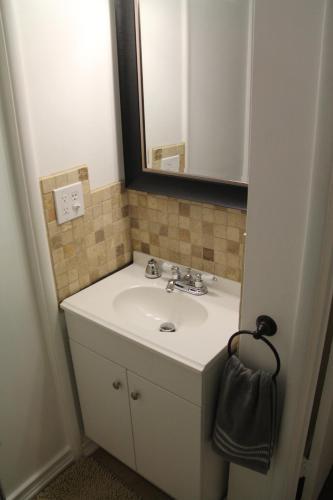 W łazience znajduje się umywalka i lustro. w obiekcie Summer Leaf w mieście Reseda