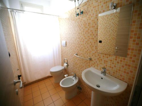 La salle de bains est pourvue d'un lavabo et de toilettes. dans l'établissement Residence Lucrezia, à Nardò