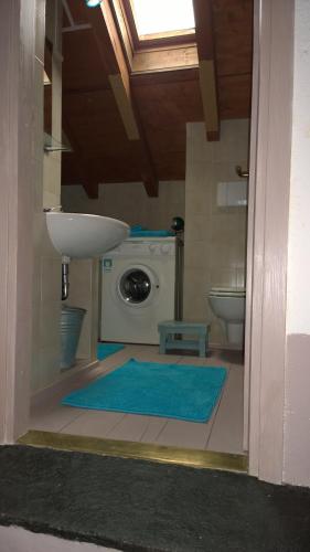 ein Badezimmer mit Waschbecken und Waschmaschine in der Unterkunft B&B "A Casa di Camilla" in Carate Urio
