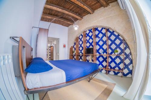 een slaapkamer met een bed in een kleine kamer bij Per Amor Duomo in Napels