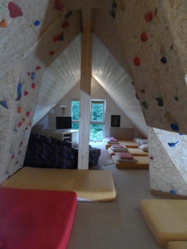 a room with a bunch of bouldering rooms at Pension am Kirschgarten in Gößweinstein