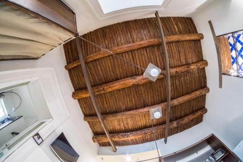 een wenteltrap in een huis met houten plafonds bij Per Amor Duomo in Napels