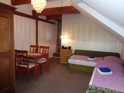 - une chambre avec un lit, une table, un lit et un bureau dans l'établissement Kozí Dvor Rohozná, à Brezno