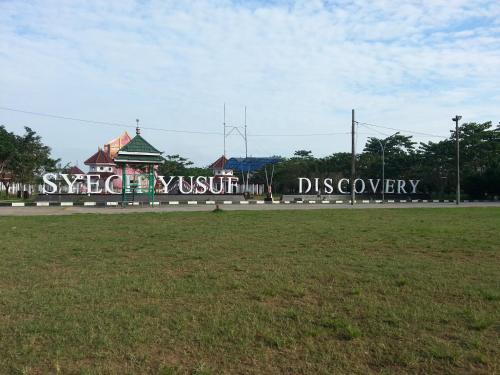 a sign on the side of a road at Discovery Homestay in Makassar