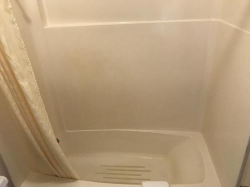 CorningParkview Motel的客房内的卫生间