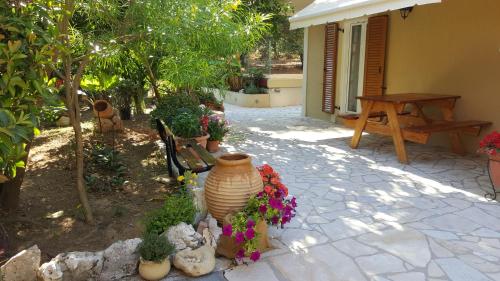 Κήπος έξω από το Epi Apartments