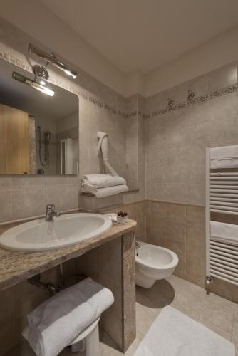 a bathroom with a sink and a toilet at Hotel Fondovalle in Città della Pieve