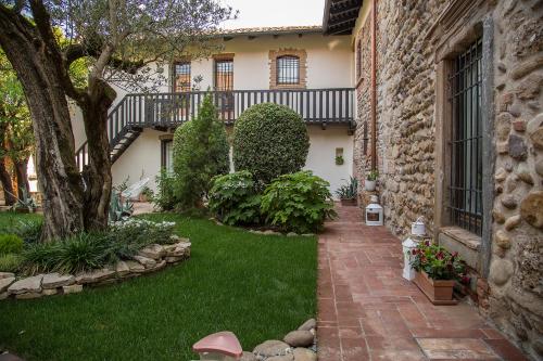 a garden with a brick walkway next to a building at La Torre Medioevale in Marne di Filago