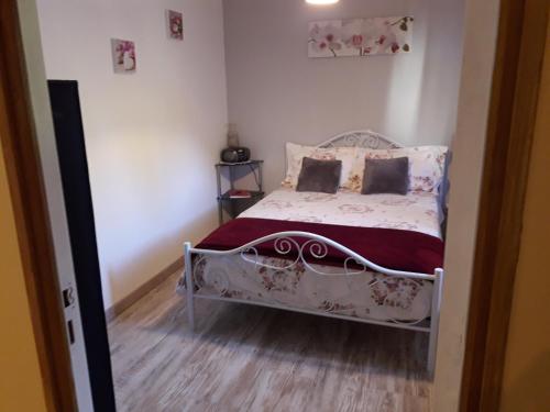 a small bedroom with a bed in a room at Studio à Campagnac in Campagnac