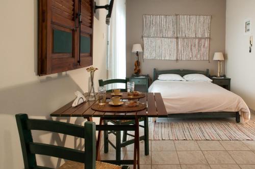 ヴォロスにあるCoastal Apartments Volos Alykesのベッドルーム1室(ベッド1台、テーブル、椅子付)