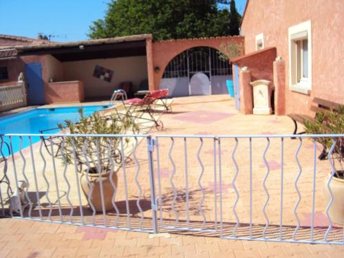 une clôture en face d'une piscine dans l'établissement La Douloire, à Pernes-les-Fontaines