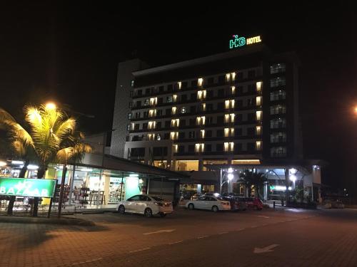 クアにあるHIG ホテルの夜間の駐車場を利用したホテル