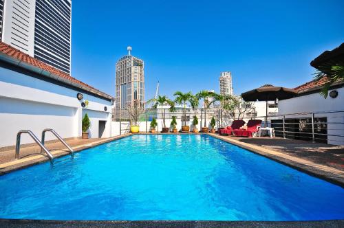 Bazén v ubytování Admiral Suites Bangkok nebo v jeho okolí