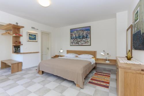 En eller flere senge i et værelse på Secret Garden Barada Beach Apartment
